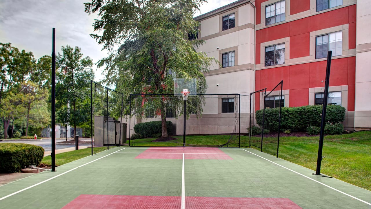 Morristown hotel outdoor sports court with basketball hoop at Hyatt House Morristown 