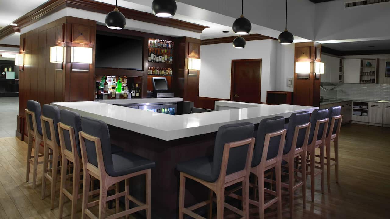Hotel near Parsippany with on-site H-bar with counter seating at Hyatt House Parsippany / Whippany  