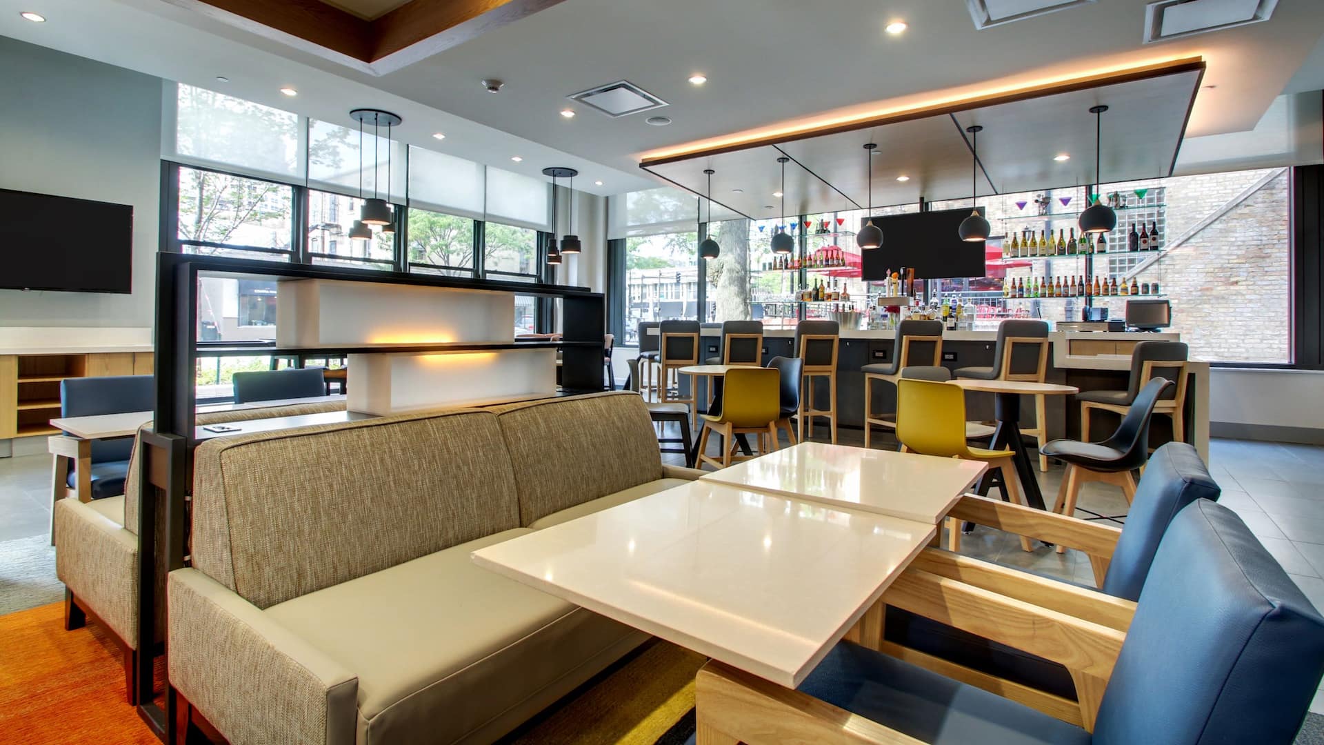 Hyatt House Chicago/Evanston Bar Seating