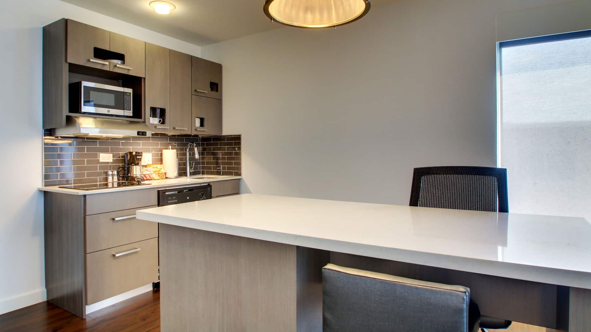 Hyatt House Chicago/Evanston Studio Kitchen