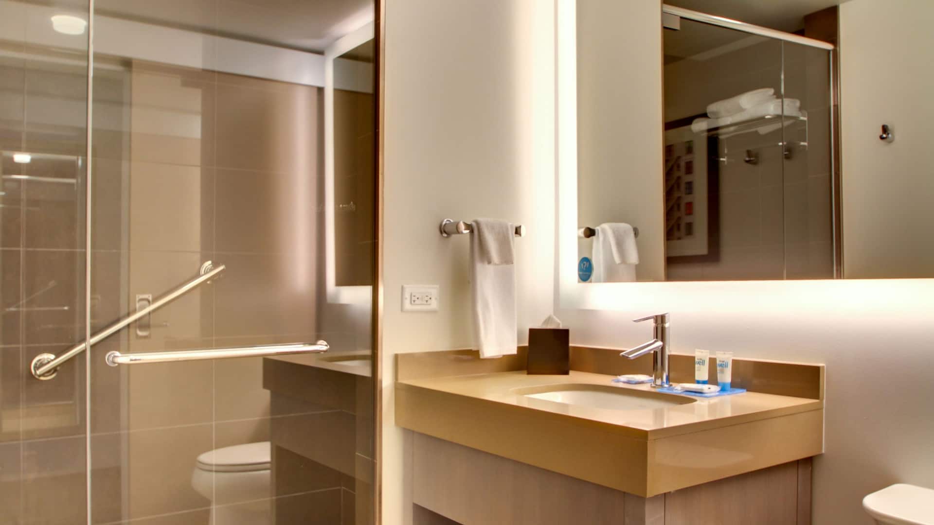 5 von 6 Hyatt House Chicago/Evanston Room Bathroom