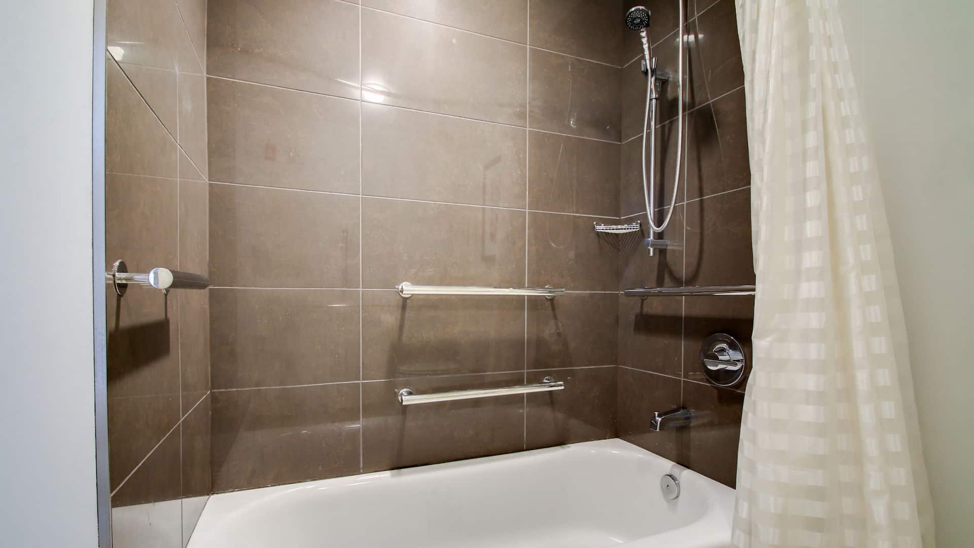 6 von 6 Hyatt House Chicago/Evanston Accessible Tub Bathroom