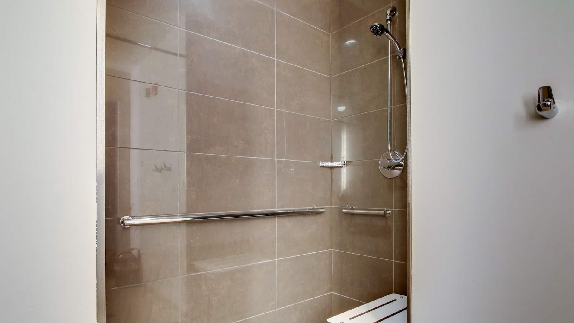 5 von 5 Hyatt House Chicago/Evanston Standing Accessible Bathroom