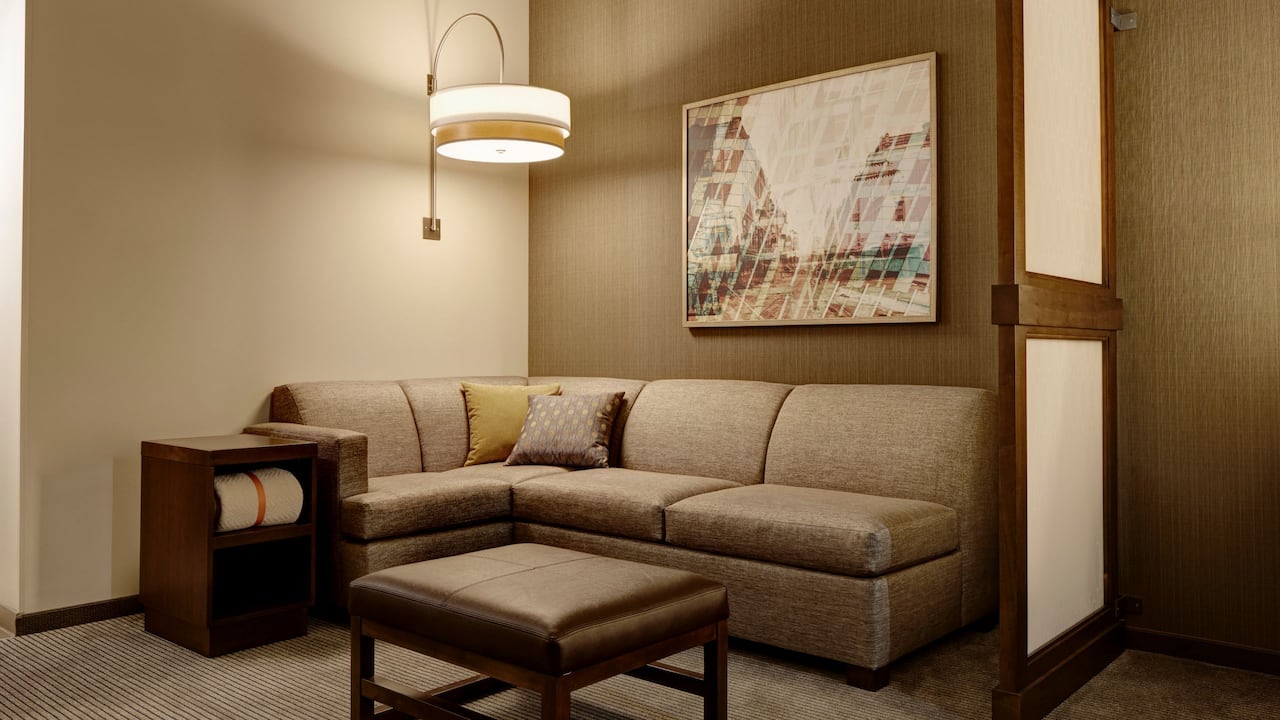 Cozy Corner with sofa sleeper in guestrooms at Hyatt Place St. Paul/Downtown