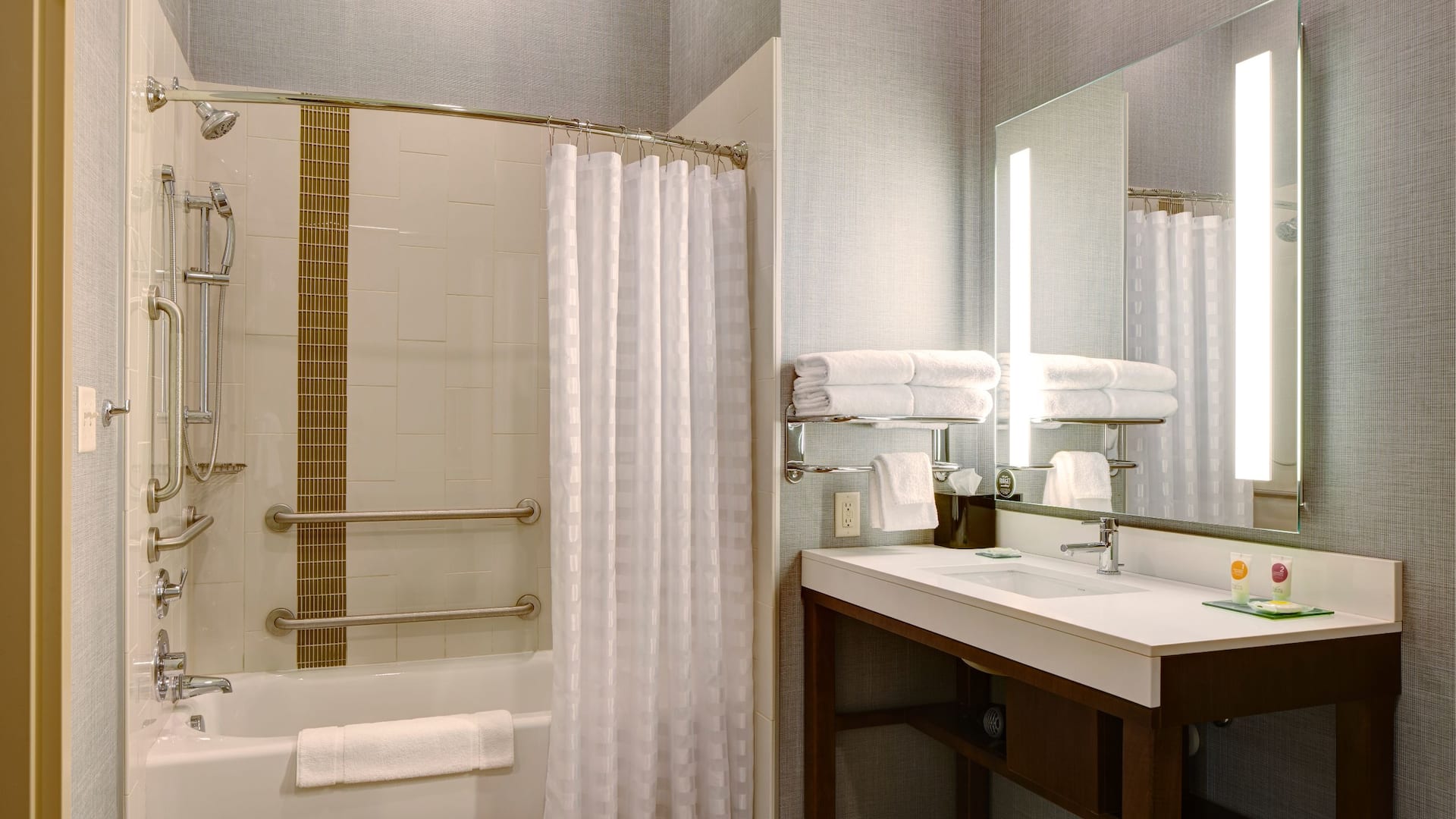 2/4 Hyatt Place St. Paul/Downtown ADA Bathroom Tub