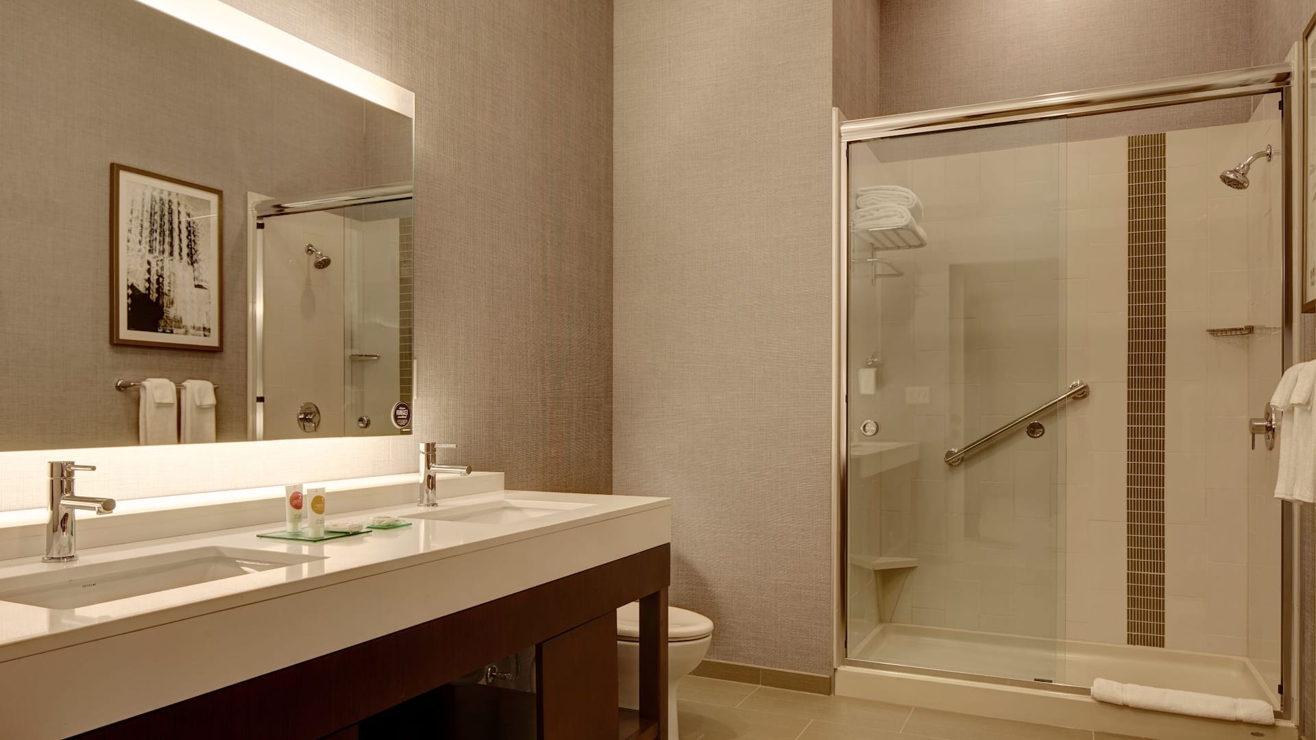 Hyatt Place St. Paul/Downtown One Bedroom Suite Bathroom
