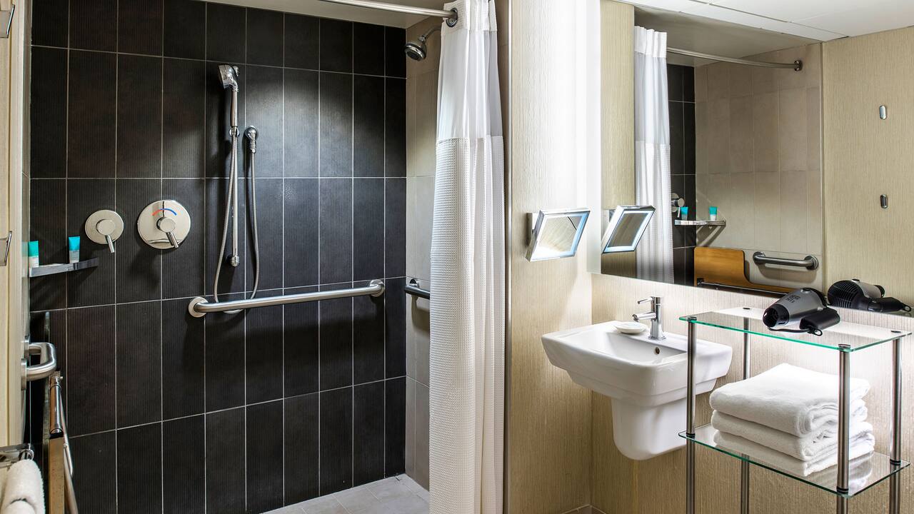 Downtown Chicago Hotel Rooms and Suites Hyatt Regency Chicago