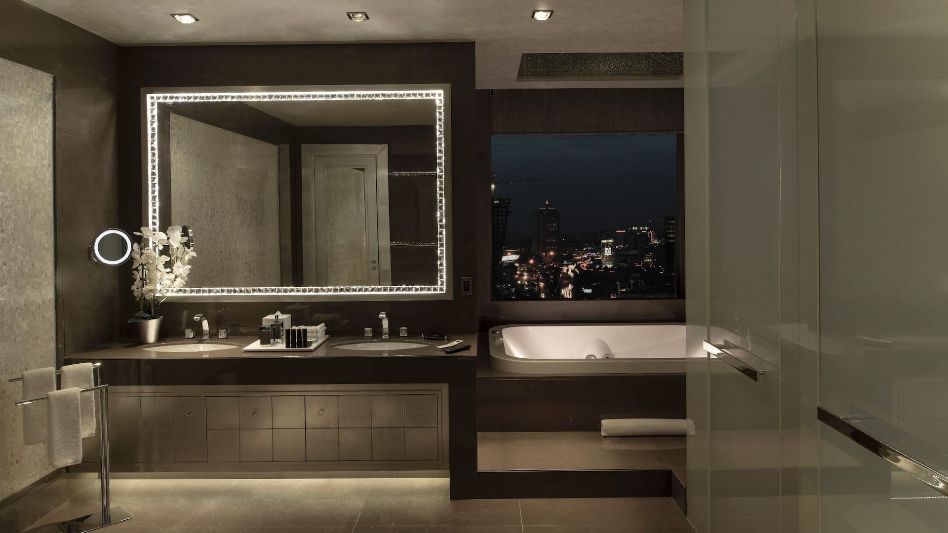 9 / 9 Hyatt Centric Levent Istanbul Penthouse Suite Bathroom
