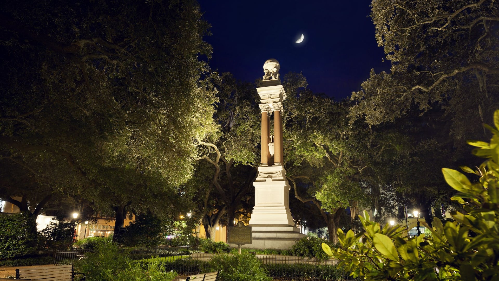 Hyatt Regency Savannah Square Statue