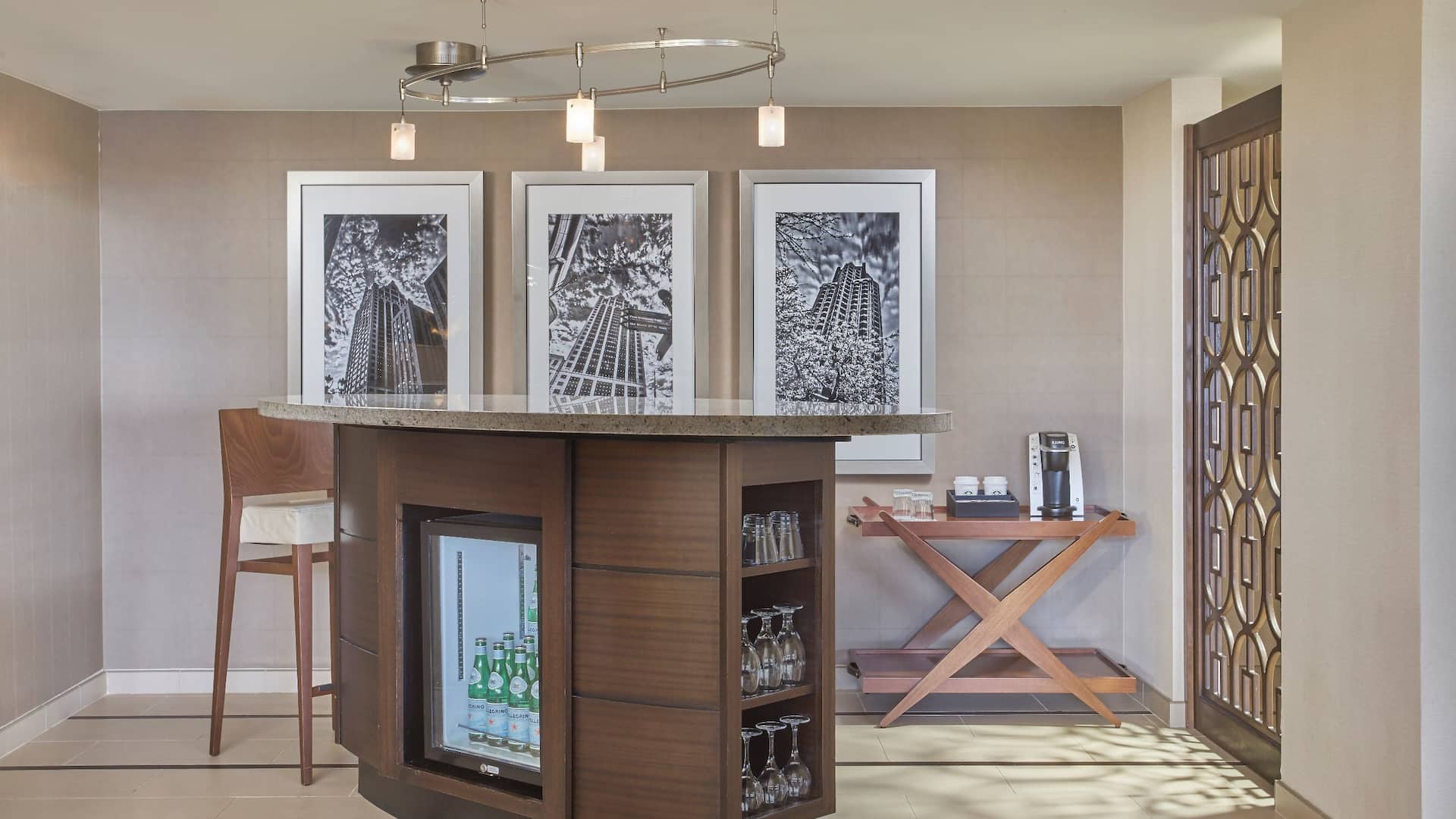Hyatt Regency Milwaukee Presidential Suite Bar