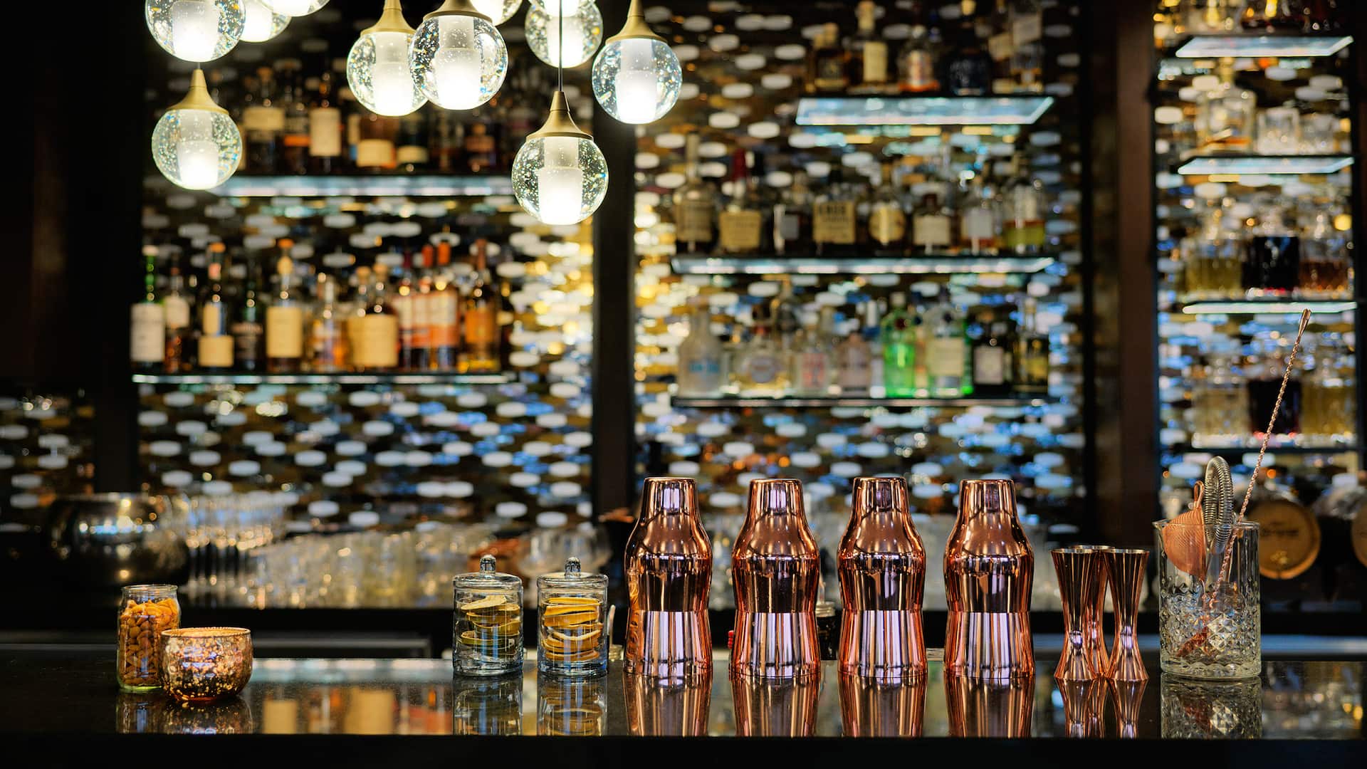 4 von 6 Bar with round pendant lights in the Legends Bar of Hyatt Regency Cologne