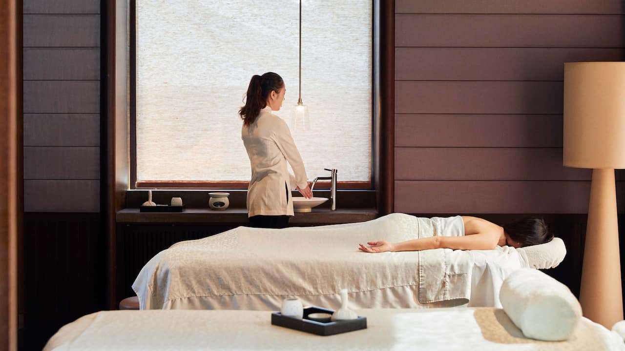 “Stay, Dine, Massage” Room Package