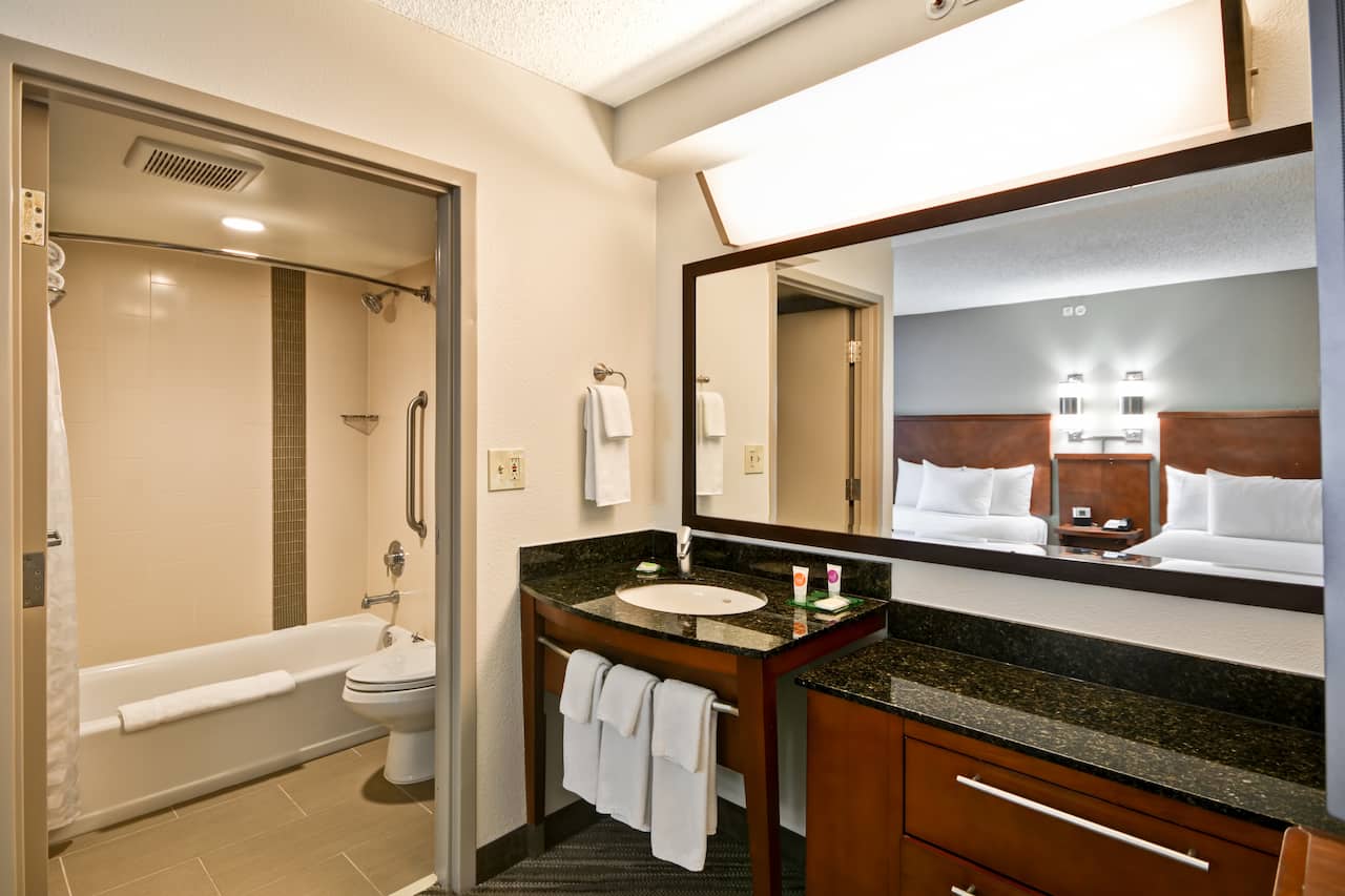 Hyatt Place Baton Rouge I-10 bathroom