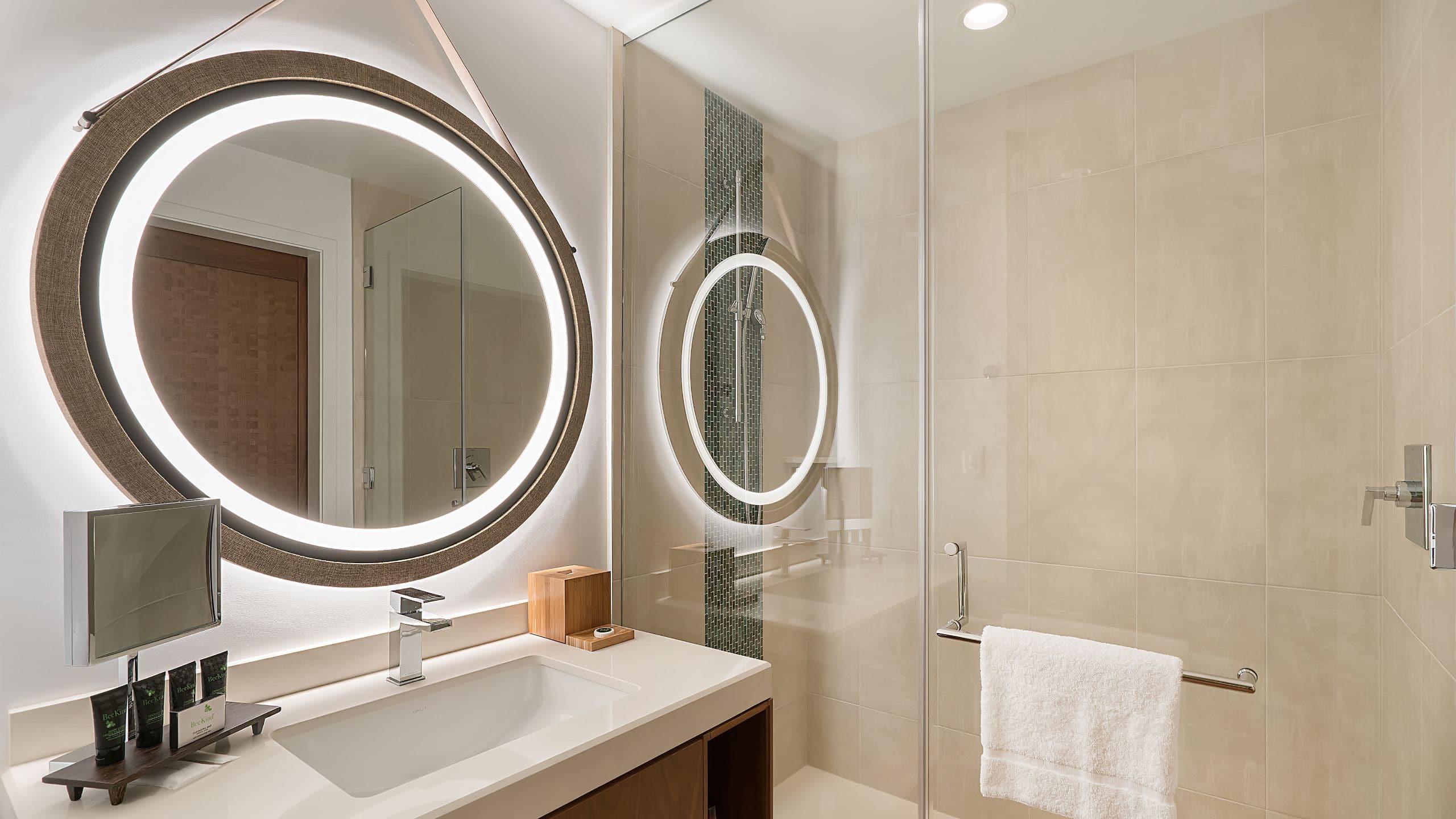 3 de 3 Hyatt Centric Waikiki Beach King Suite Diamond Head View Bathroom