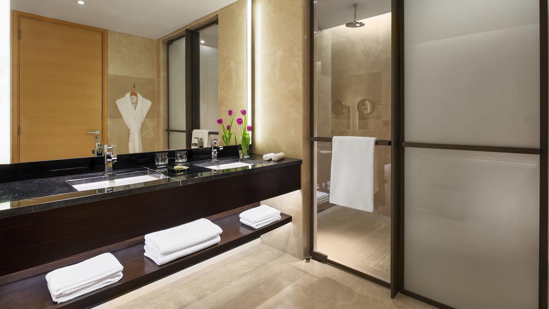 7 من 7 Hyatt Regency Riyadh Olaya Executive Room Restroom