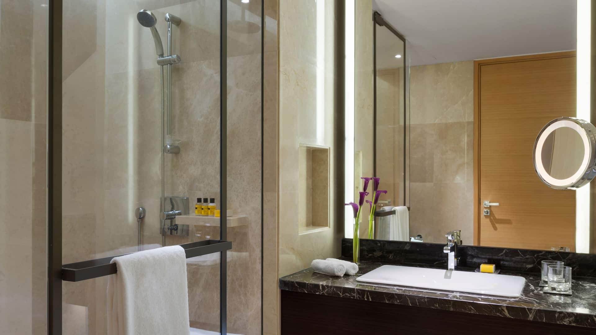 5 من 10 Bathroom details