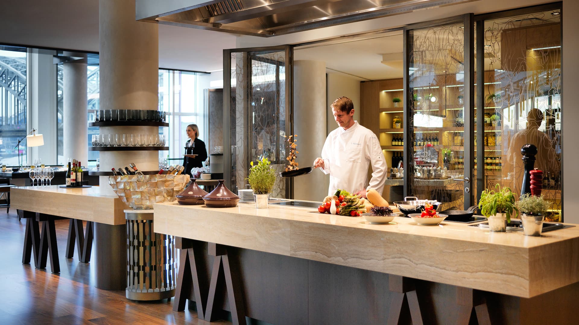 5 von 5 Egg dishes are freshly prepared at the breakfast station at Glashaus Restaurant at Hyatt Regency Cologne