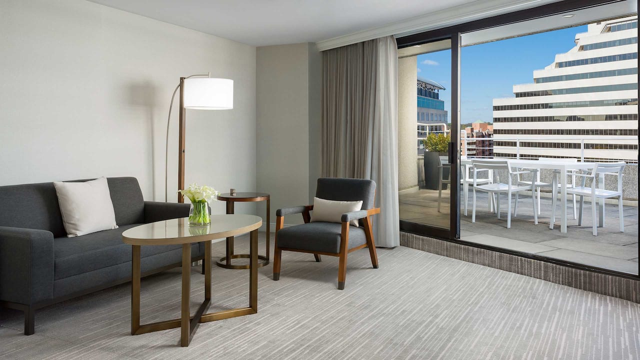 Guestroom Terrace King Sitting Area