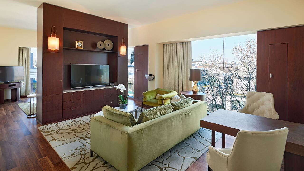 Deluxe Corner Suite