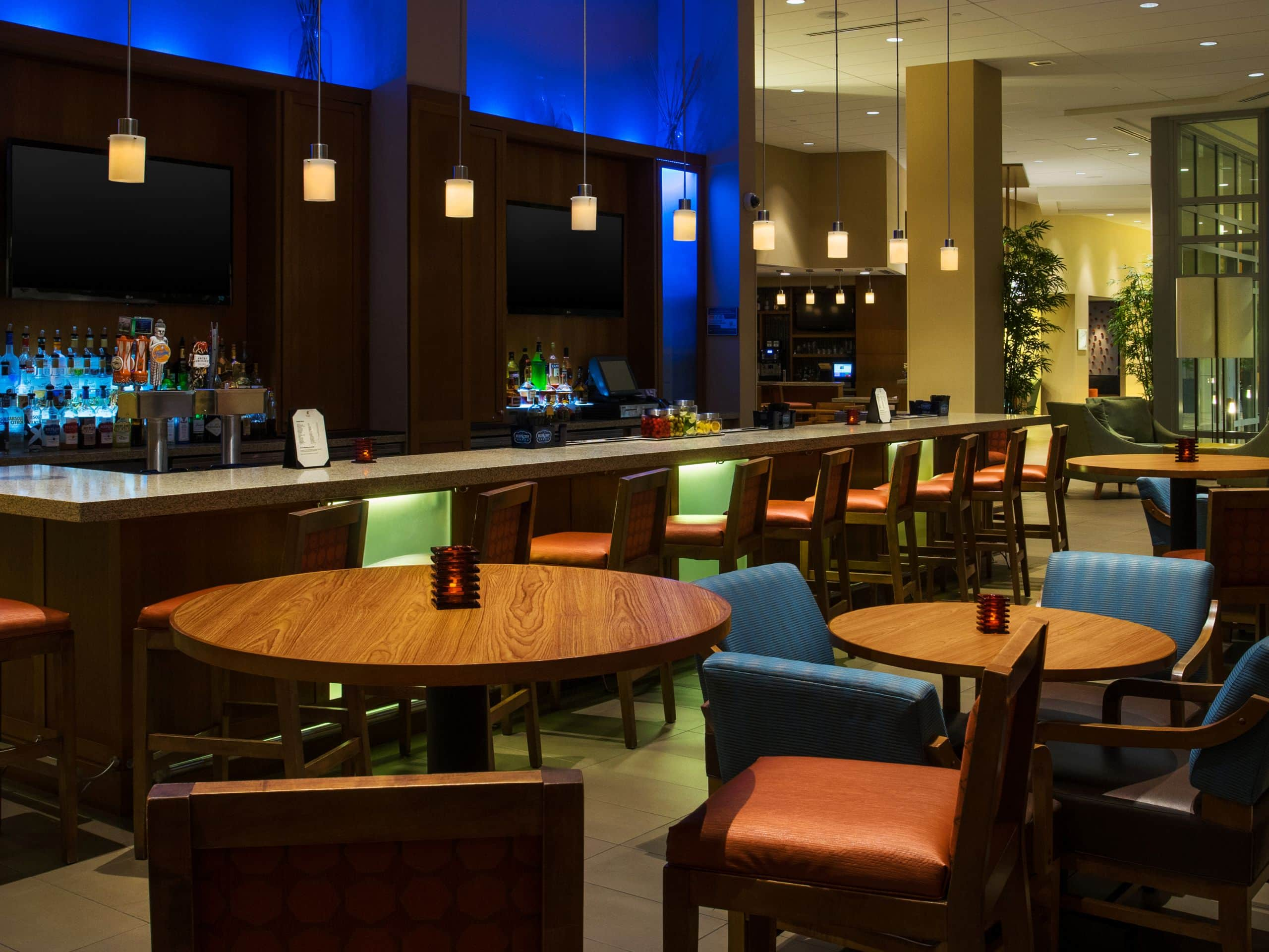 Modern Hotel Near Atlantic Avenue Hyatt Place Delray Beach   Hyatt Place Delray Beach P031 Full Service Bar.4x3 