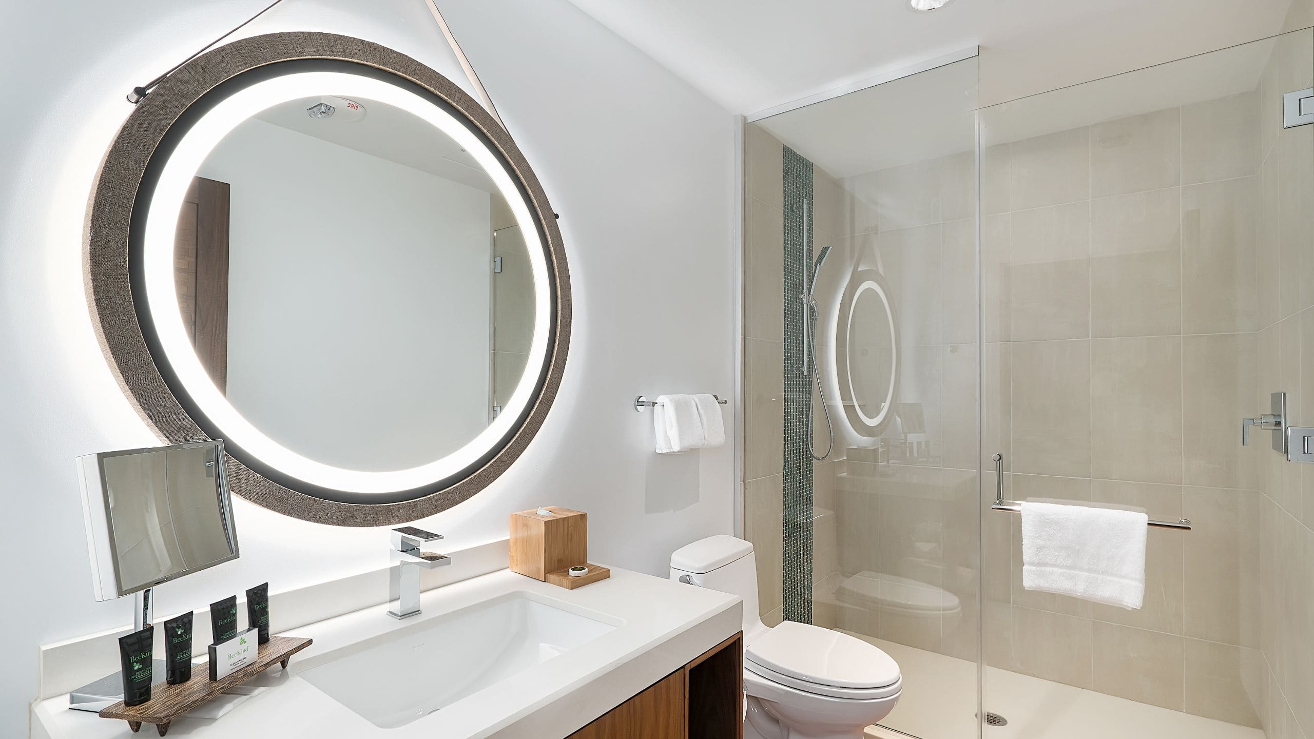 3 de 3 Hyatt Centric Waikiki Beach King City View Bathroom