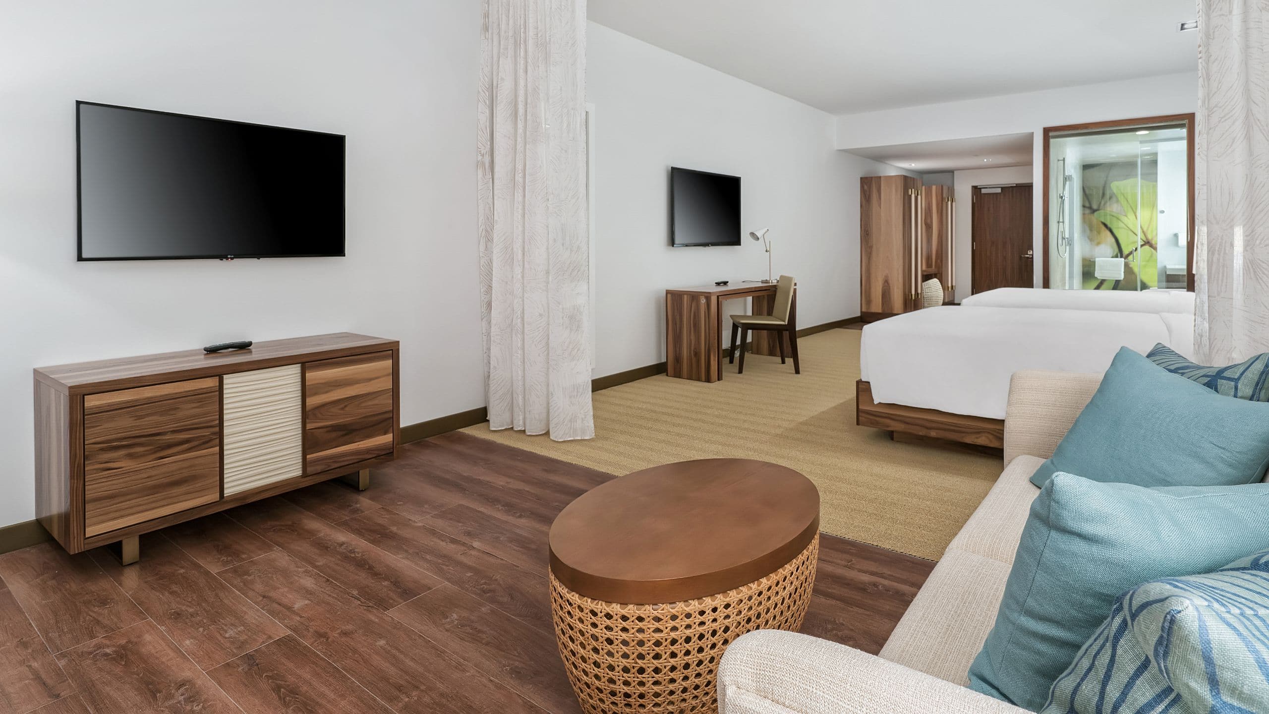 1 de 3 Hyatt Centric Waikiki Beach Two Queen Suite City View