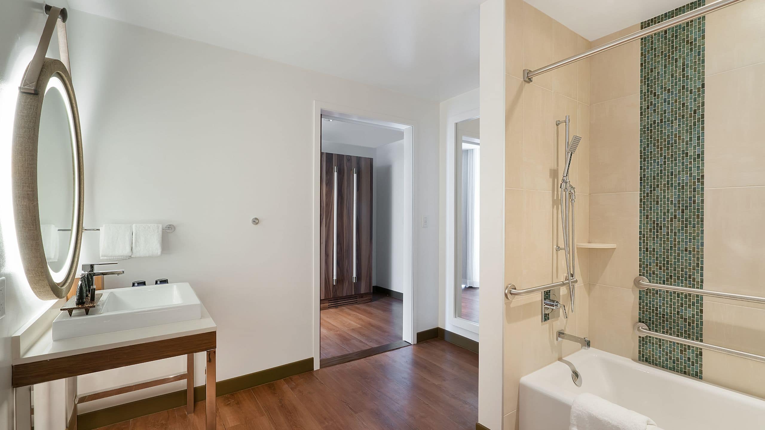 Hyatt Centric Waikiki Beach King Room Bathroom