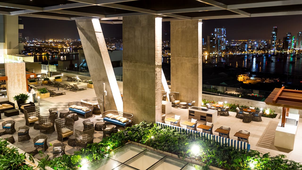 Amacagua Lounge & Grill Restaurant al fresco dining with city view