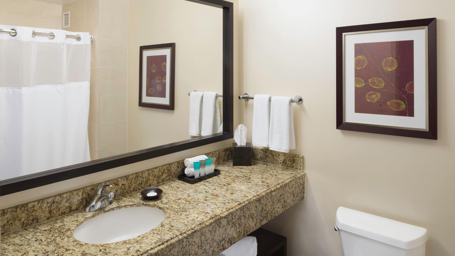 2 de 2 Hyatt Regency Orange County Suite Bathroom