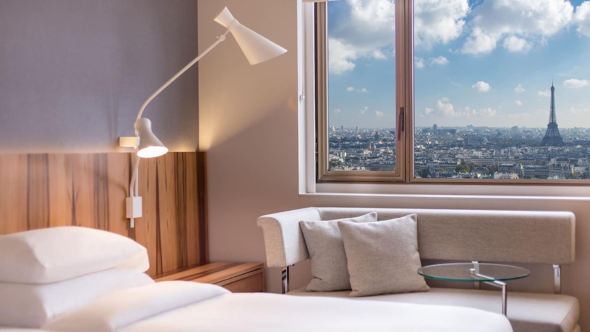 4 de 5 Hyatt Regency Paris Étoile Twin Room Window Eiffel View