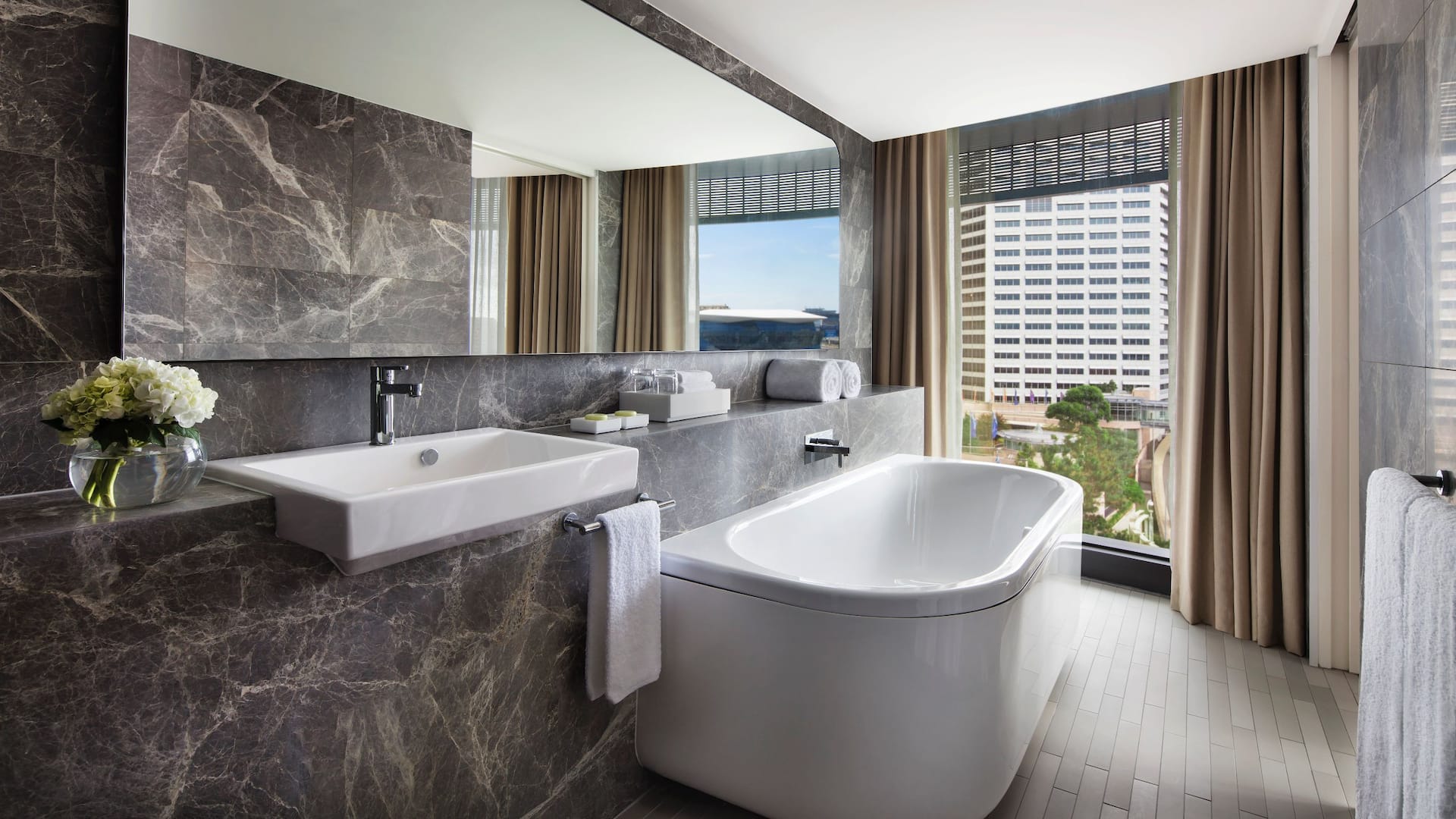 2 de 4 Hyatt Regency Sydney Studio Suite Bathroom