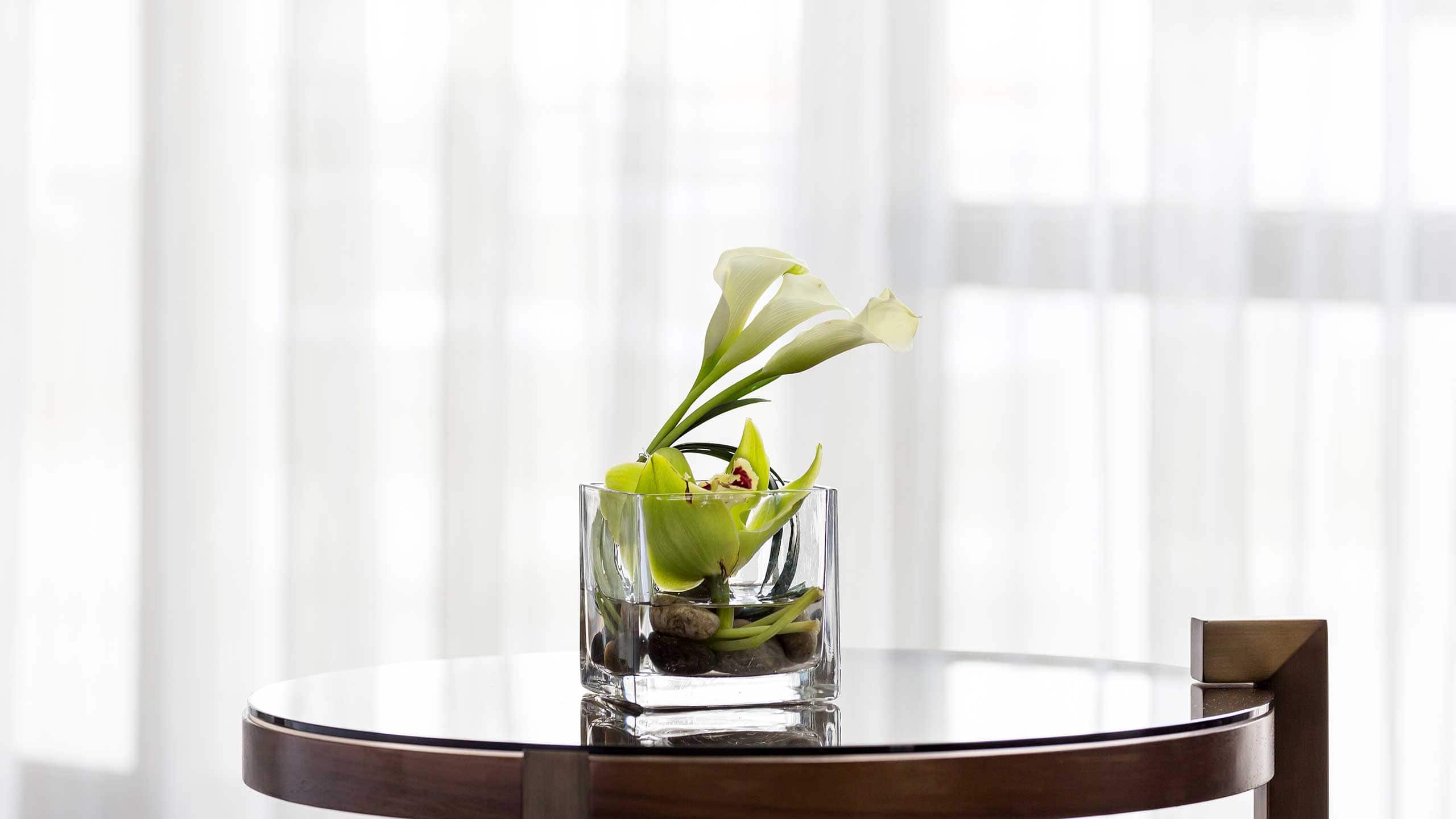Hyatt Regency Bethesda Guestroom Flower Table