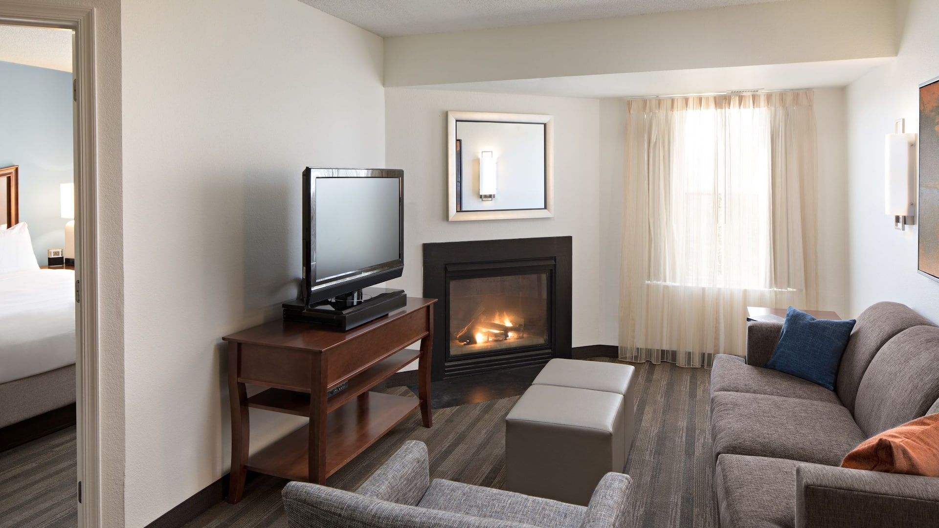 第 9，共 9 Hyatt House Herndon/Reston Two Bedroom Suite Family Room Fireplace