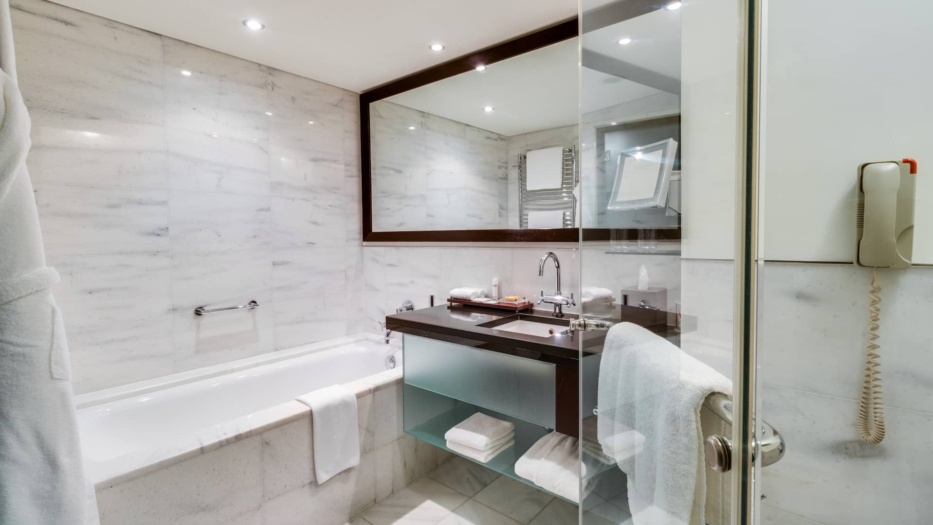 3/6 Hyatt Regency Kyiv Deluxe Bathroom