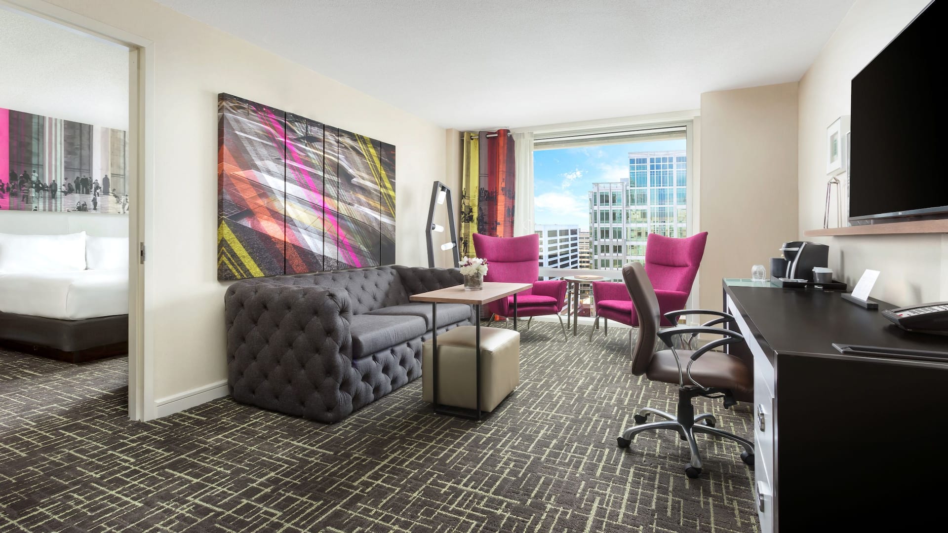 2 de 6 Hyatt Centric Arlington Guestroom Suite Seating Area