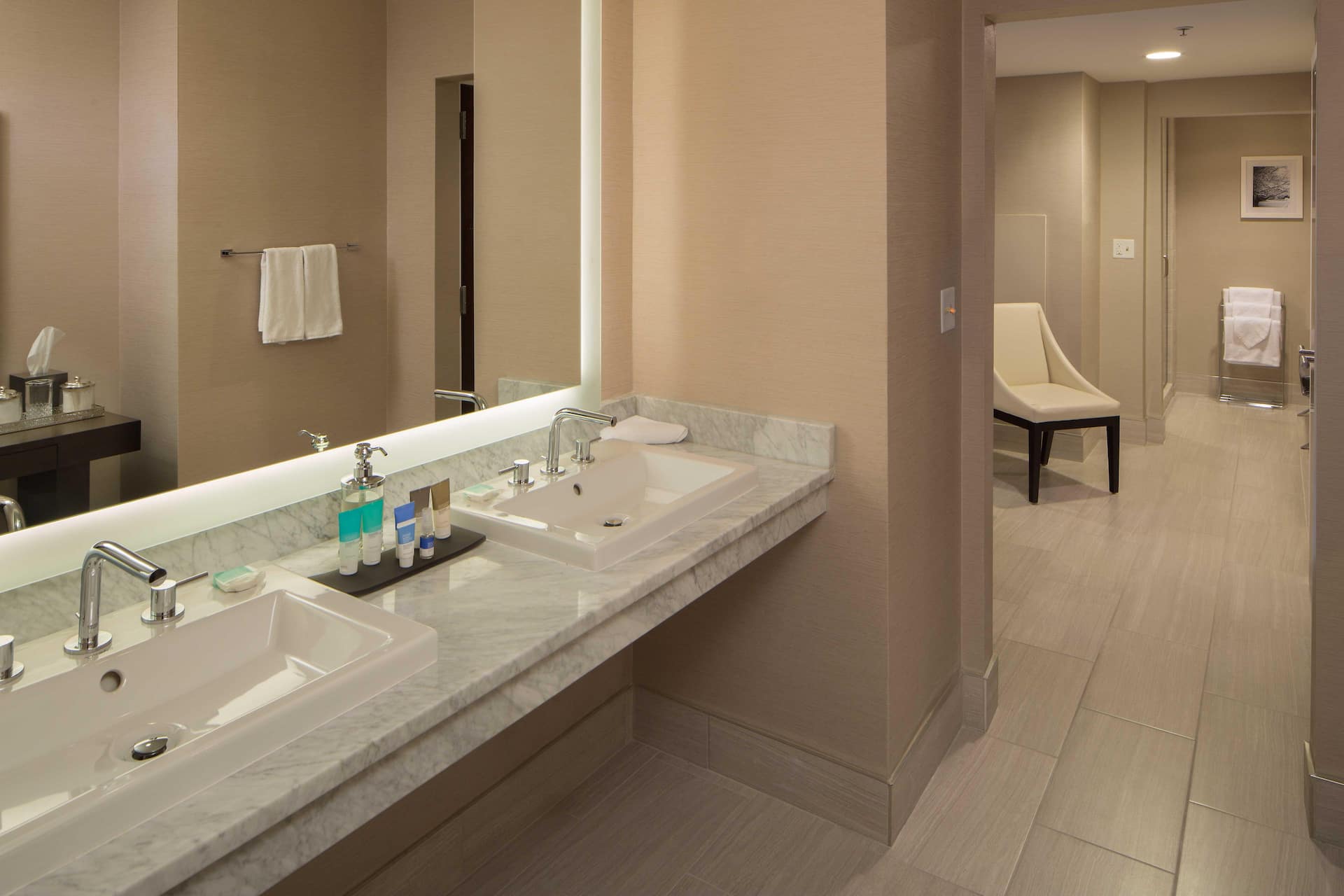 2 of 6 Hyatt Regency Cincinnati Presidential Suite Bathroom