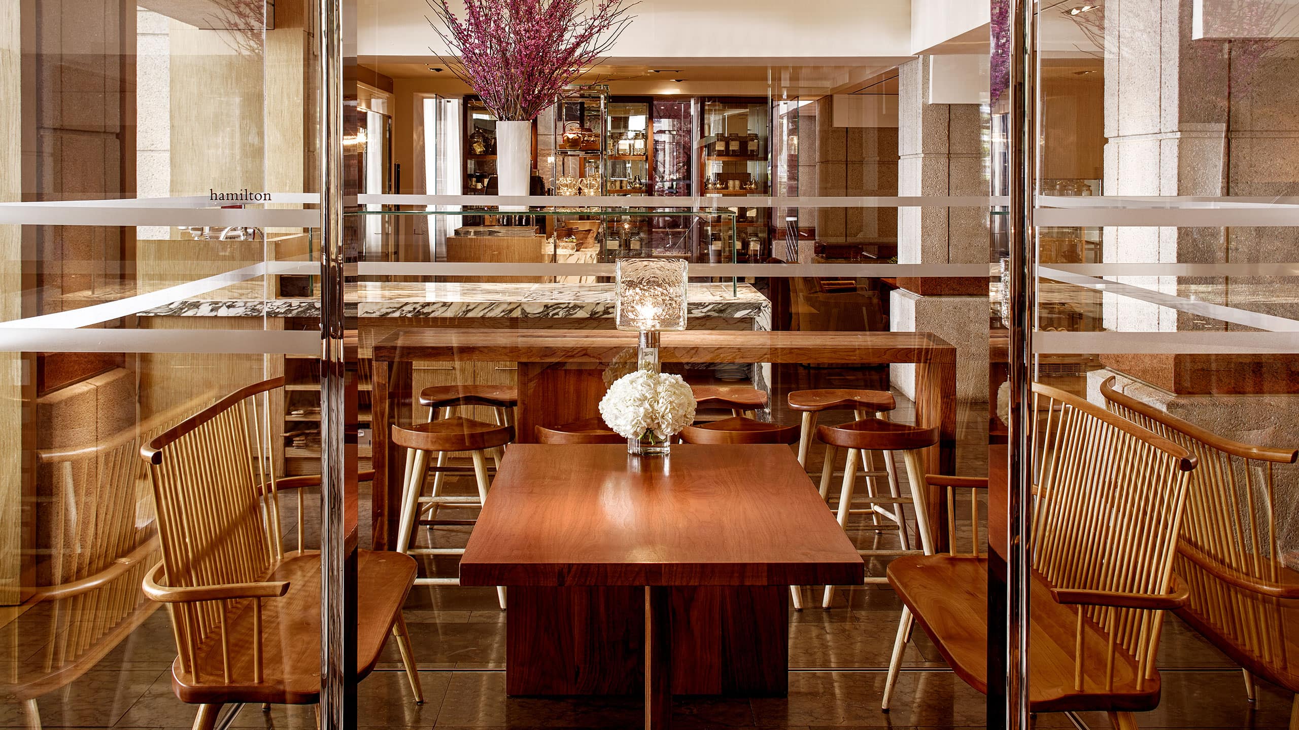 Lounge Glass Booth 