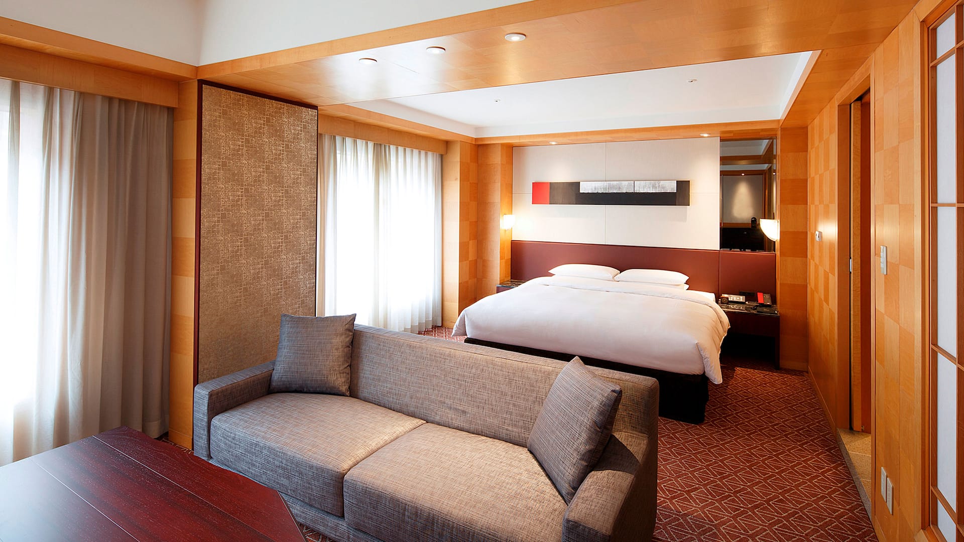 1 de 4 Room Club Deluxe King Living Area