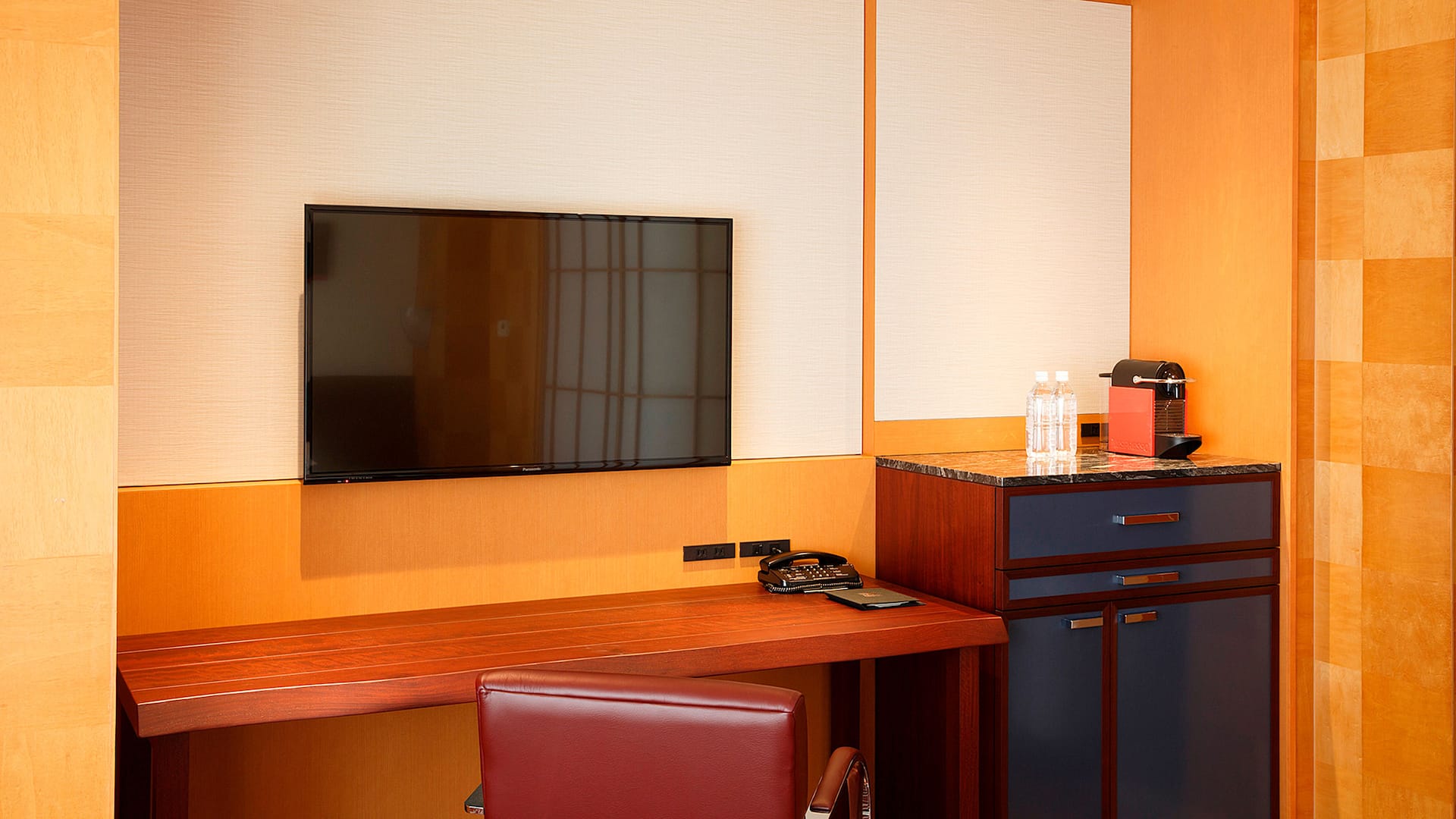 2 de 4 1 King Bed with Club Access, desk area