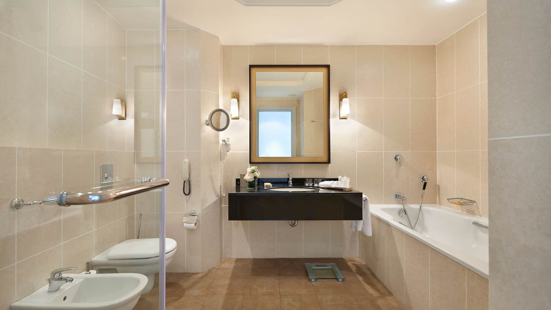 2 de 2 Bathroom in 2 Twin Beds with Club Access at Hyatt Regency Baku