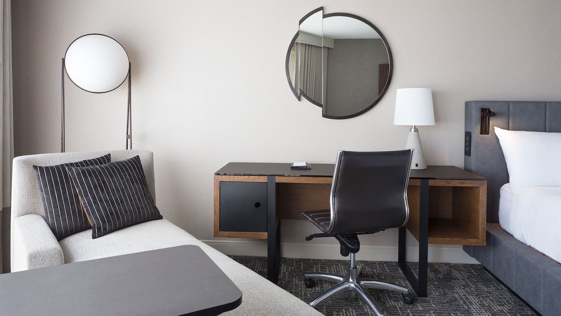 4 de 6 Regency Club Room 1615 Desk