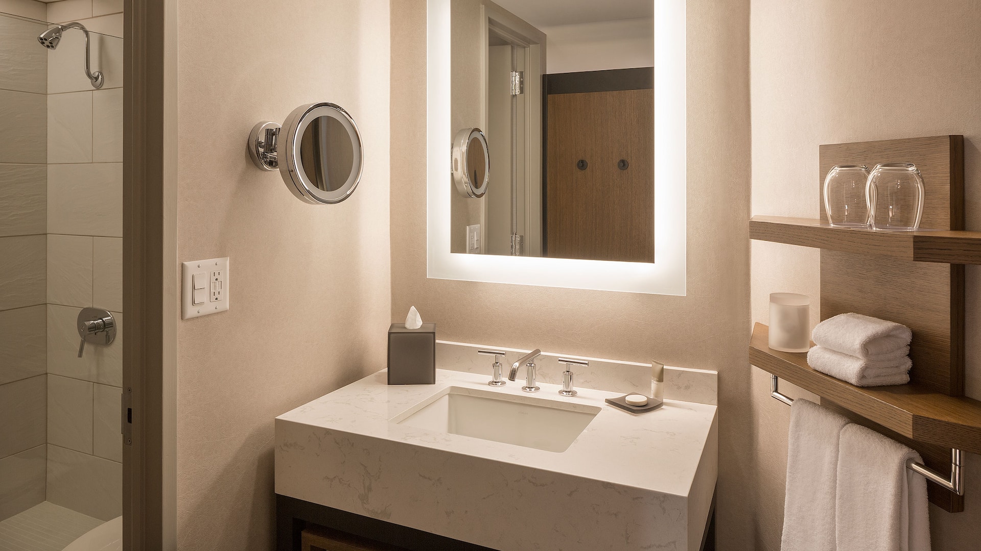 5 de 6 Regency Club Room 1615 Bathroom