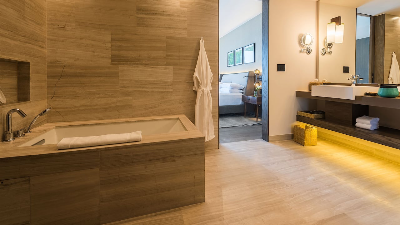 Regency Executive Suite Bathroom
