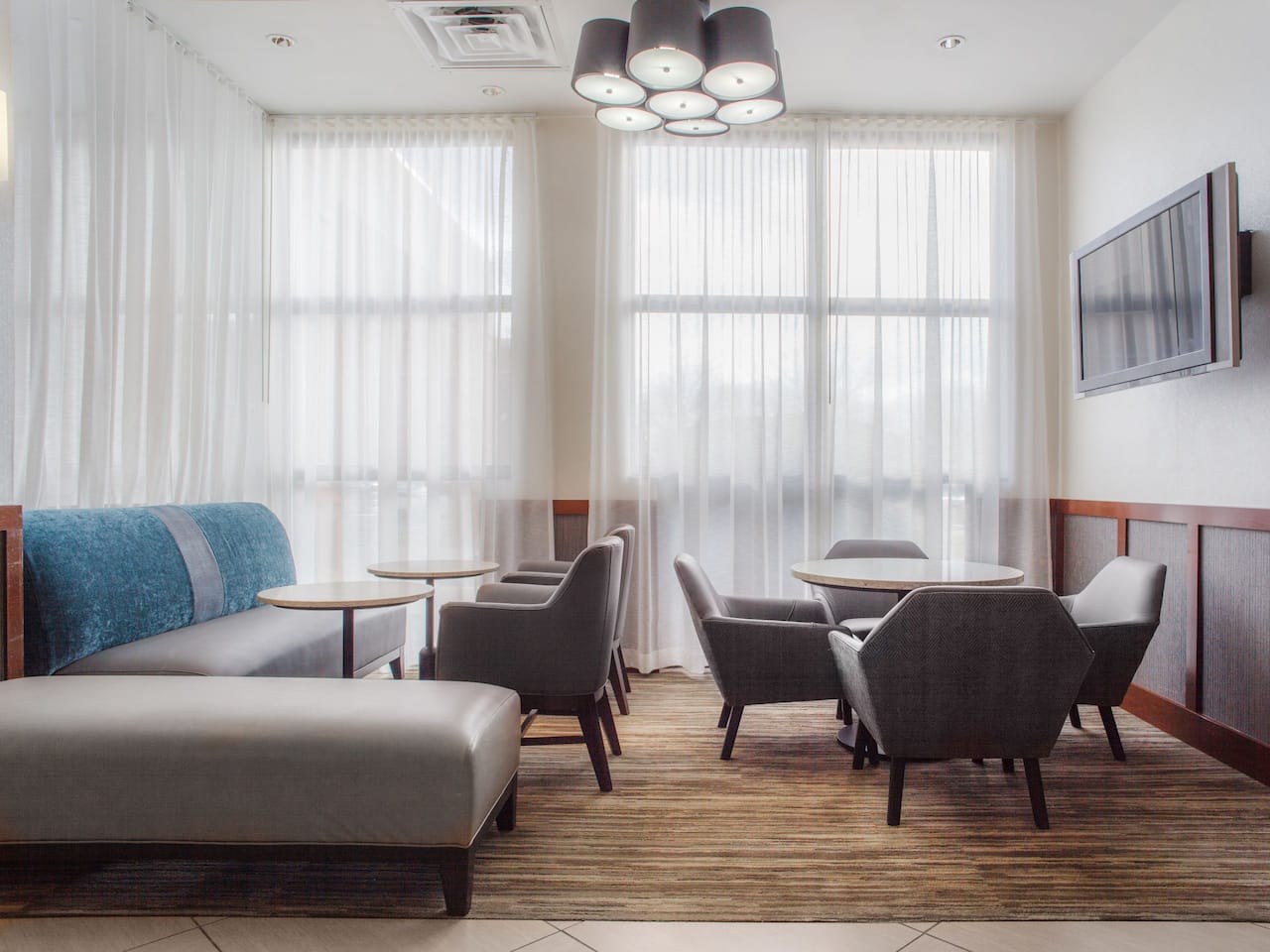 Hyatt Place Cincinnati / Blue Ash Lobby