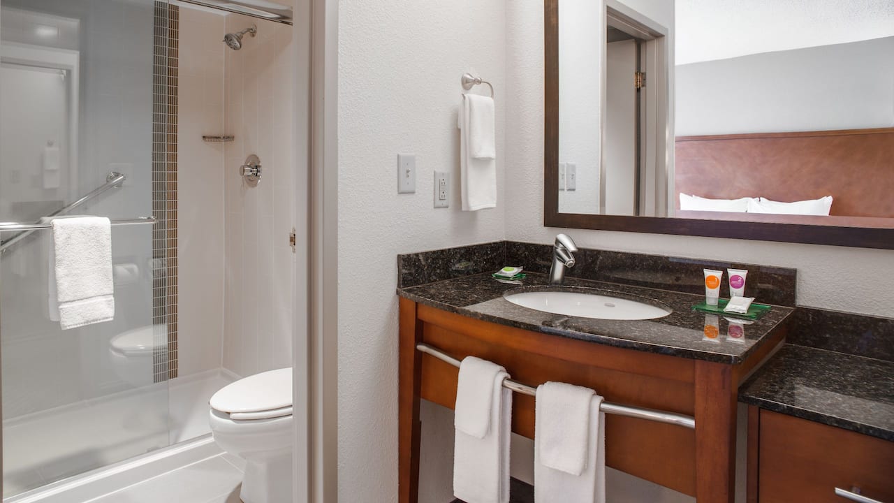 Hyatt Place Cincinnati / Blue Ash Bathroom