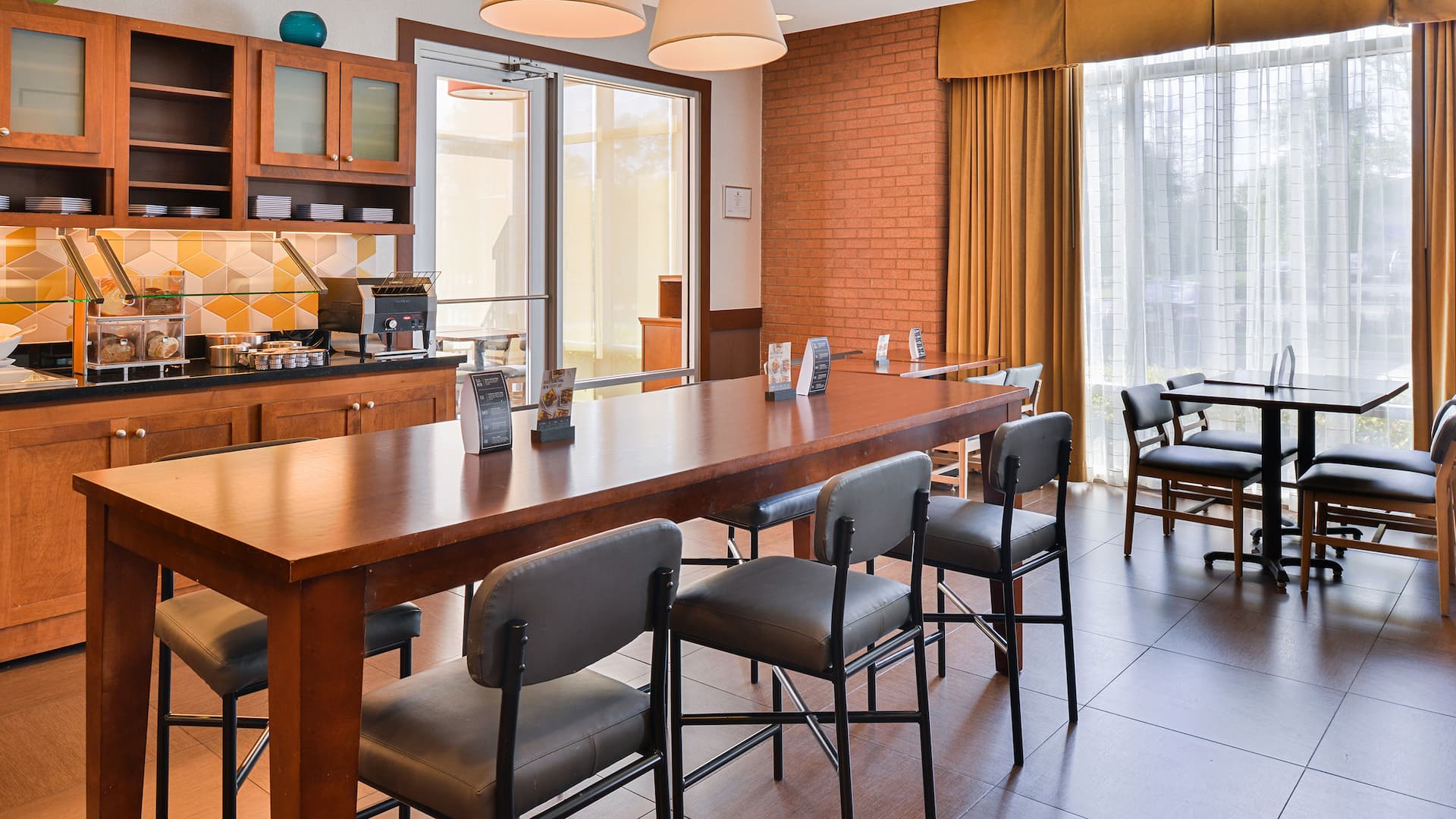 Hyatt Place Chesapeake/Greenbrier Breakfast Area