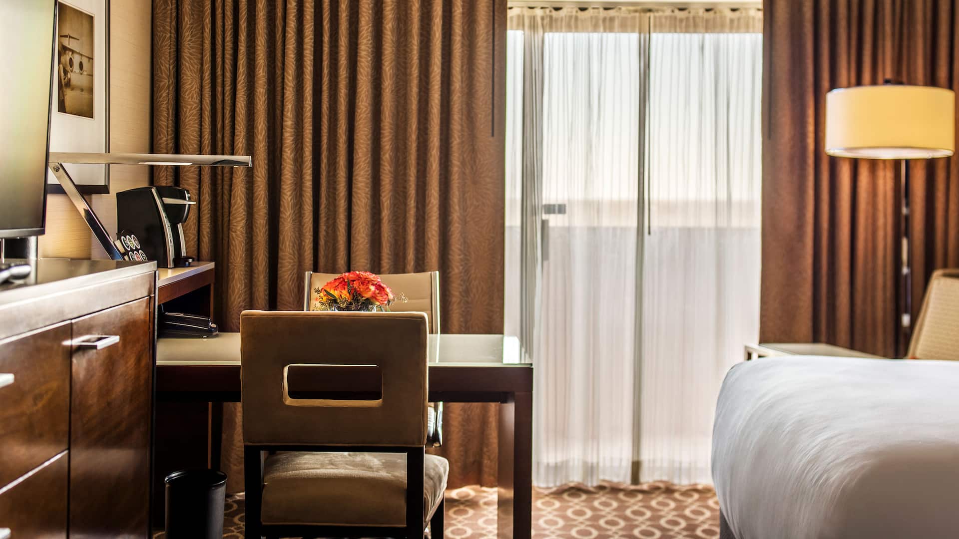 2/4 Hyatt Regency O'Hare Chicago Guest Room Desk Detail