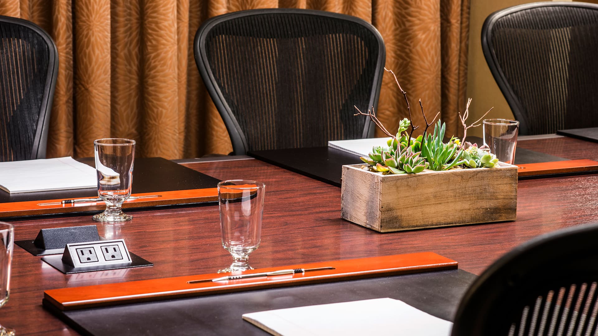 3 of 3 Hyatt Regency O'Hare Chicago Meeting Suite 261 Detail