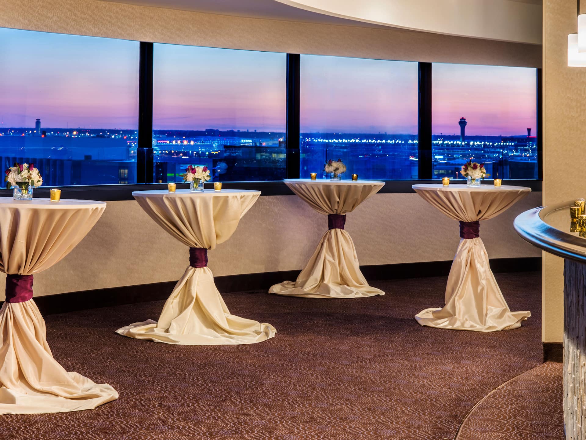 Hyatt Regency O'Hare Chicago Ventanas Reception Airport View