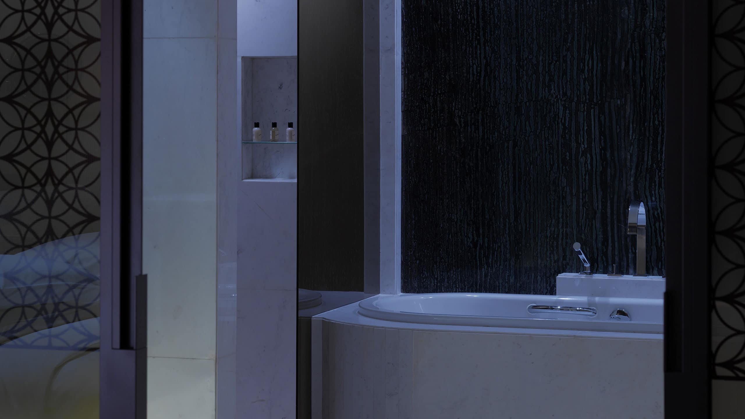 4 de 6 Park Hyatt Abu Dhabi Hotel and Villas Diplomat Suite Bathroom